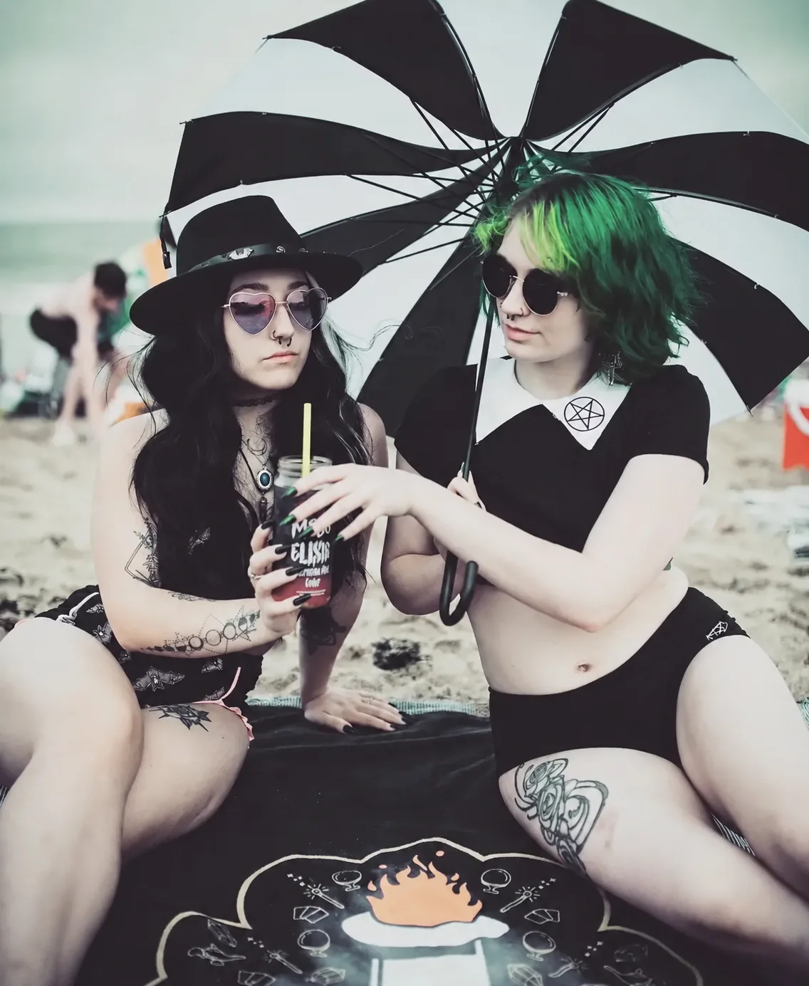 Mojo fans on a Maine beach